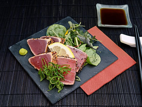 Pesca en el Mar Menor y prepara comida japonesa