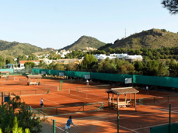 Practica tenis siempre que quieras cerca de tu casa en La Manga Club